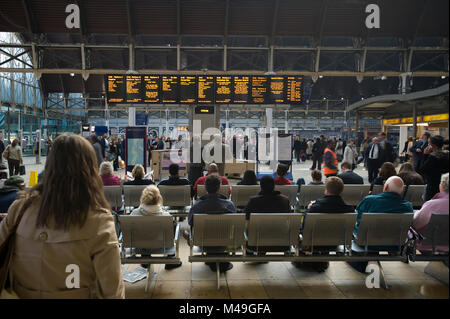 Paddingdon principale stazione ferroviaria concourse a Londra in serata durante le ore di punta 2008 Foto Stock