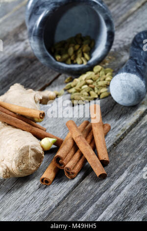 Still-life di spezie e di mortaio su una tavola di legno Foto Stock