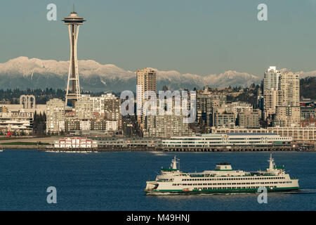 Lo Space Needle, traghetto, e le Cascade Mountains, Seattle, Washington, Stati Uniti d'America Foto Stock