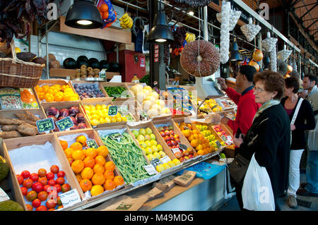 Negozio di frutta. San Miguel Mercato, Madrid, Spagna. Foto Stock