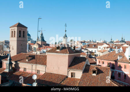 Chiesa di San Pedro e tetti. Quartiere Austrias, Madrid, Spagna. Foto Stock