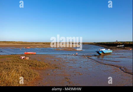 Una vista di Overy Creek in acque basse sulla Costa North Norfolk a Burnham Overy Staithe, Norfolk, Inghilterra, Regno Unito, Europa. Foto Stock