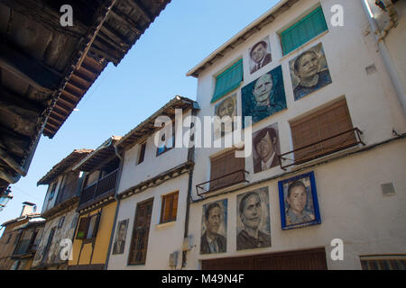 Facciate di case e ritratti dei vicini di casa dipinta su di essi. Mogarraz, provincia di Salamanca, Spagna. Foto Stock