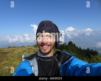 Felici gli escursionisti selfie su Poon Hill, Dhaulagiri gamma sull'backround - uno dei più visitati himalayana punti di vista in Nepal, in vista di Snow capped Hima Foto Stock