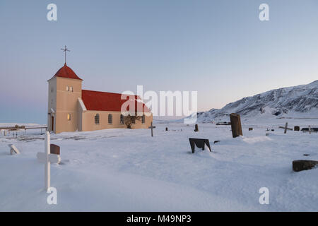 Coperte di neve cimitero presso una chiesa nella parte occidentale di Islanda su un chiaro, predawn inverno mattina Foto Stock