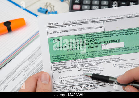 Uomo di contenimento fiscale polacco formare pit-36. Forma di imposta documento legge Polonia la concezione di business Foto Stock