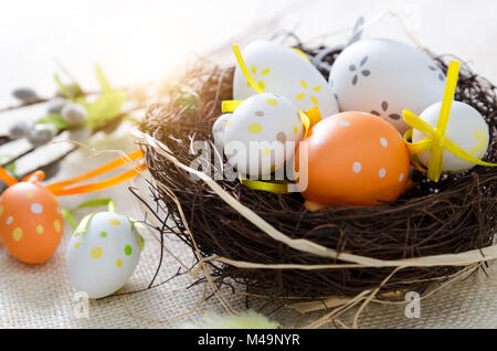 Le uova di pasqua decorazione, uova nel nido, primavera composizione rurale Foto Stock