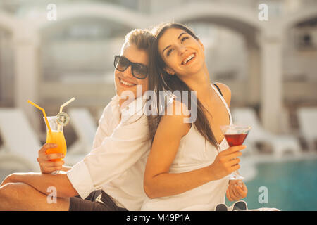 Concetto di giorno di San Valentino. Uomo sognando di vero amore, tenendo  il cuore rosso tagliato e in piedi vicino a romantici palloncini, sfondo  blu Foto stock - Alamy