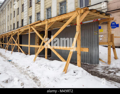 A Murmansk, Russia - Marzo 14, 2017: temporaneo protetto marciapiede vicino al palazzo ricostruito Foto Stock