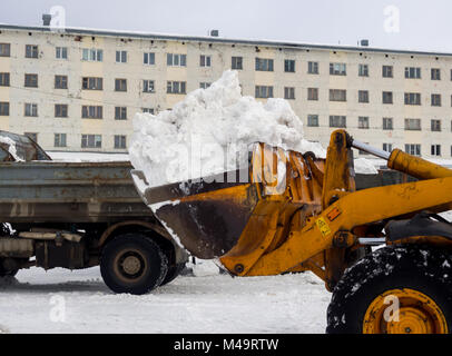 A Murmansk, Russia - 14 Marzo 2017: la pulizia della neve con veicoli speciali Foto Stock