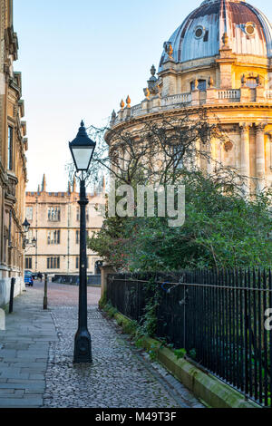 Lampada posta al di fuori del Brasenose College di St Mary's Passaggio al mattino presto con Radcliffe Camera in background. Oxfordshire, Inghilterra Foto Stock