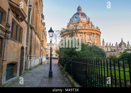 Lampada posta al di fuori del Brasenose College di St Mary's Passaggio al mattino presto con Radcliffe Camera in background. Oxfordshire, Inghilterra Foto Stock