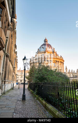 Lampada posta al di fuori del Brasenose College di St Mary's Passaggio al mattino presto con Radcliffe Camera in background. Oxfordshire, Inghilterra Foto Stock