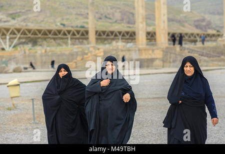 Tre donne in hijabs a piedi secondo il Persepolis Foto Stock