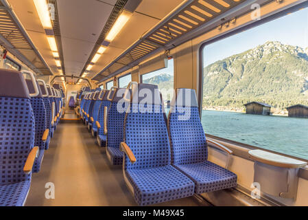 Treno sedie e vista sulla montagna attraverso la finestra Foto Stock