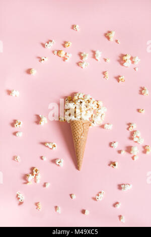 Il Popcorn in coni gelato su sfondo rosa. Vista dall'alto. Verticale. Foto Stock