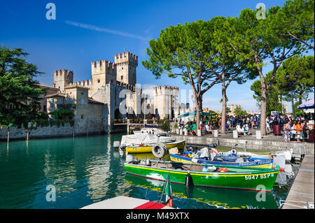 Castello medievale Scaliger nella vecchia città di Sirmione sul Lago di Garda, Italia settentrionale Foto Stock