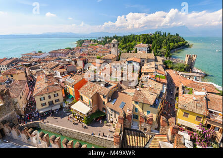 Vista sui tetti di Sirmione e dal castello scaligero Foto Stock