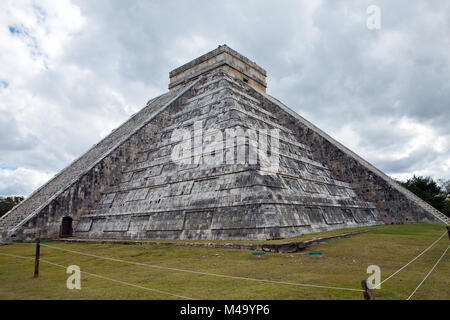 Piramide di Kukulkan a Chichen Itza sul Yucatan Foto Stock