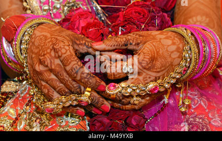 Splendidamente decorate sposa indiano mani Foto Stock
