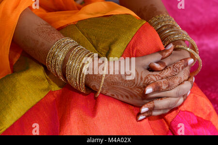 Decorate splendidamente donna indiana mani Foto Stock