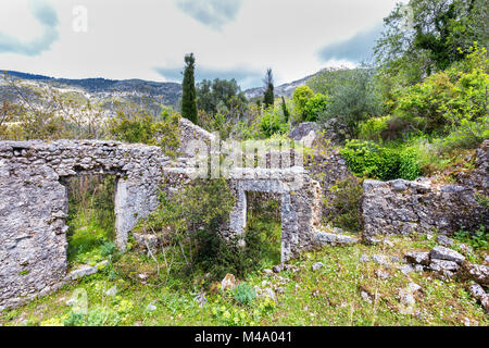 Vecchie mura storiche come rovine nel paesaggio della Grecia Foto Stock