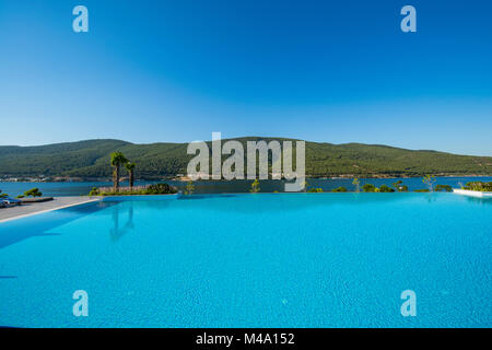 Bella piscina all'aperto sul luminoso giorno di estate Foto Stock