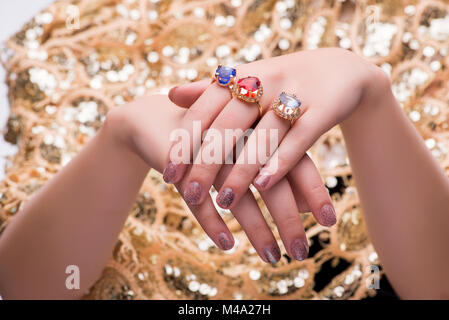 Mani con gioielli anelli nel concetto di moda Foto Stock