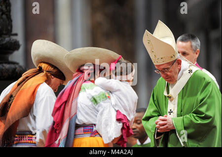 Papa Francesco conduce una messa speciale per segnare la Giornata Internazionale dei migranti nella Basilica di San Pietro in Vaticano. Dotato di: Papa Francesco dove: Città del Vaticano, vaticano santa sede quando: 14 Gen 2018 Credit: IPA/WENN.com * * disponibile solo per la pubblicazione in UK, USA, Germania, Austria** Foto Stock