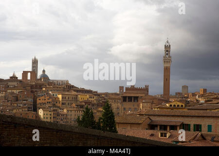 Il famoso skyline di Siena, tra cui la Torre del Mangia e la torre del Duomo e da Piazza Manzoni, Valdimontone Siena, Toscana, Italia Foto Stock