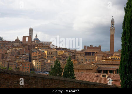 Il famoso skyline di Siena, tra cui la Torre del Mangia e la torre del Duomo e da Piazza Manzoni, Valdimontone Siena, Toscana, Italia Foto Stock