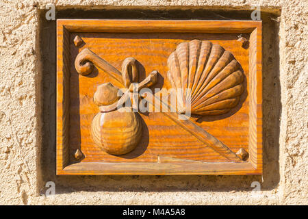 Cartello in legno sul pellegrinaggio sentiero,pillgrim's smerlo e bastone,Sassonia, Germania Foto Stock