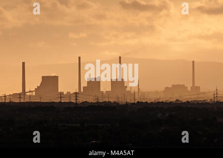 Silhouette di un sito industriale,impianto di riscaldamento di Mannheim nella retroilluminazione,luce della sera,Rhein-Neckar-Kreis,Baden-Württemberg Foto Stock