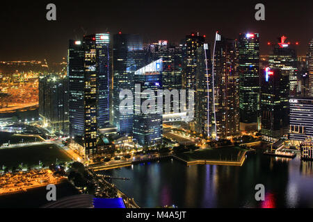 Singapore Downtown Core riflessa nel fiume Foto Stock