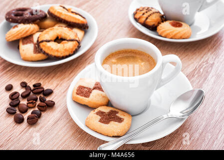 Tazza Di Caffè Con Bastoncini Di Cannella E Biscotti Al Cioccolato Su Una  Tavola Di Legno - Fotografie stock e altre immagini di Aspetto naturale -  iStock