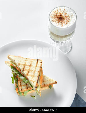 La colazione concetto - tazza di caffè con pane tostato Foto Stock