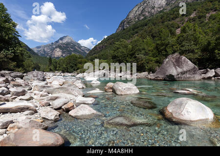 Grandi pietre nel fiume Verzasca tra Lavertezzo e Brione,Valle Verzasca,Valle Verzasca,Canton Ticino, Svizzera Foto Stock