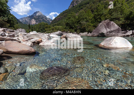 Grandi pietre nel fiume Verzasca tra Lavertezzo e Brione,Valle Verzasca,Valle Verzasca,Canton Ticino, Svizzera Foto Stock