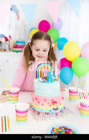 Torta di compleanno rosa per girls.Detail di una torta unicorn di compleanno  - fuoco sul topper dell'arcobaleno Foto stock - Alamy