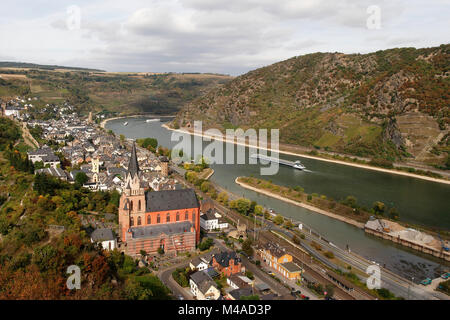 Vista sulla città di Oberwesel con la Chiesa parrocchiale di Nostra Signora e il fiume Reno, Germania Foto Stock