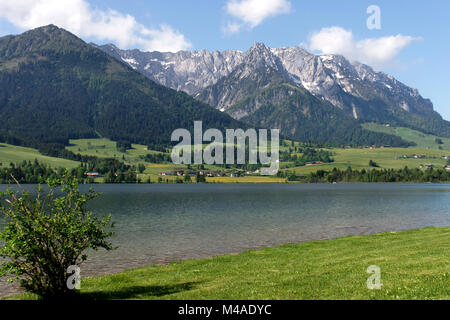 Lago di Walchsee con monti kaisergebirge nel Tirolo, Austria Foto Stock