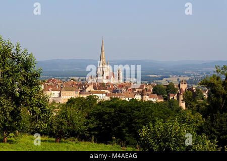 Vista sulla città di Autun con Saint- Lazare cattedrale nella luce della sera, Borgogna, Francia Foto Stock