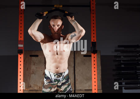 TRX training. Crossfit istruttore presso la palestra facendo TRX Excersise. Foto Stock