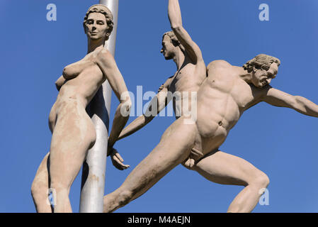 Hölderlin Kreisverkehr im, ein Kunstwerk von Peter Lenk, Lauffen am Neckar, Baden-Württemberg, Deutschland, Europa Foto Stock