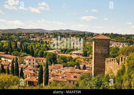 Il paesaggio toscano nei pressi di Firenze. Panorama delle periferie italiane su un estate giornata di sole Foto Stock