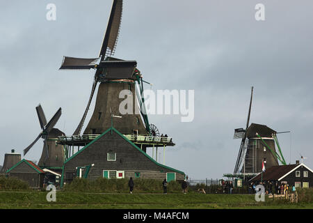 Zaanse Schans un villaggio nei pressi di Zaandijk nel comune di Zaanstad, North Holland, Paesi Bassi. Foto Stock