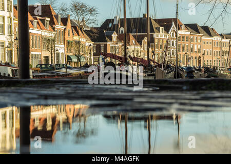 ZWOLLE, Paesi Bassi - 2 febbraio 2018: storico housefronts lungo la Thorbeckegracht su un soleggiato inverno mattina. Foto Stock