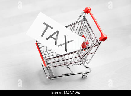 Tasse, imposte e concetto di IVA. Carrello con una scheda o carta sign. Foto Stock
