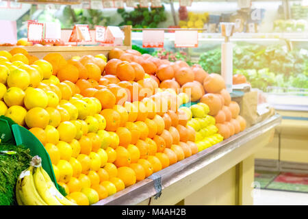 Frutti in un negozio di alimentari. Arance e mandarini in un supermercato. Foto Stock
