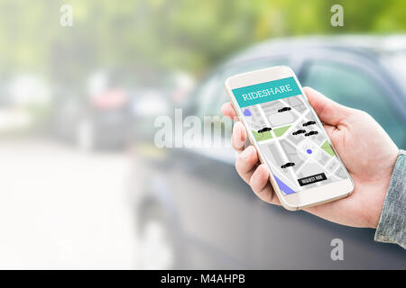 Rideshare taxi app sulla schermata dello smartphone. Online autostop e carpooling applicazione mobile. Gente moderna e dei " commuters " servizio di trasporto. Foto Stock